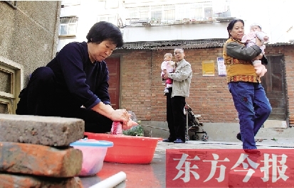 停水期間，一個(gè)水龍頭，12戶居民交替使用