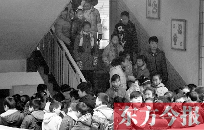 某小學(xué)的學(xué)生走下樓梯放學(xué)。2013年年底前，河南省將掛牌督導(dǎo)覆蓋所有中小學(xué)校。