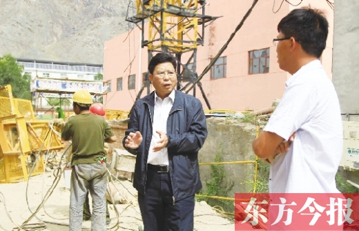 新鄉(xiāng)市援疆前方指揮部指揮長(zhǎng)、伊吾縣委副書記鄭援越（中）深入一線調(diào)研