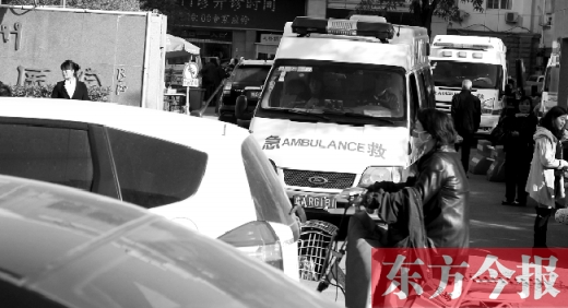 馬路上的機(jī)動車越來越多，臨著大路鄭州市第一人民醫(yī)院門口，出急診的救護(hù)車常常遭遇堵車