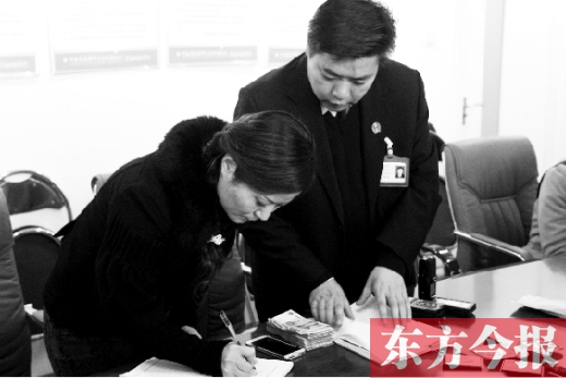 強制執(zhí)行+曝光，讓楊女士（左）拿到補償金