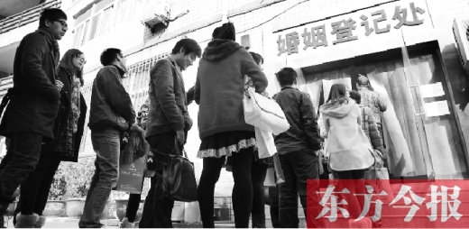 昨日，鄭州市中原區(qū)婚姻登記處等待“領(lǐng)證”的情侶們將隊伍延伸至辦事大廳大門外