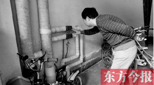 11月11日，一位市民在查看自己的熱計量表