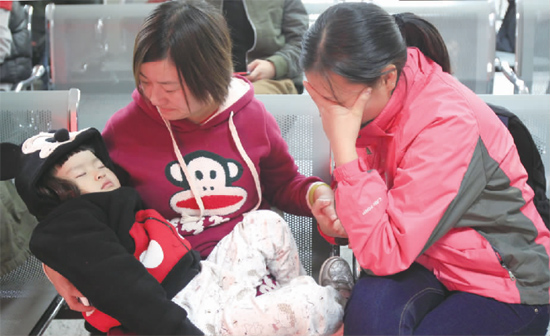昨日，9時35分，堅守在手術(shù)室外的嘟嘟在媽媽懷里睡著了，因被眼前的真情觸動，今報記者趙丹流下了眼淚