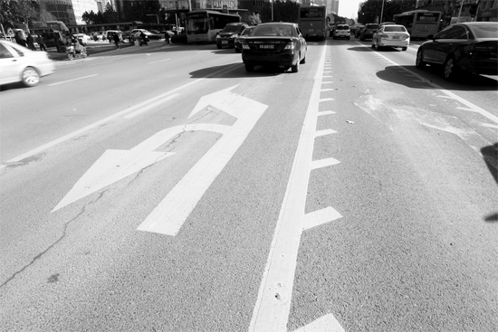 昨日，鄭州市金水路未來路口的“魚刺”車道，好多司機(jī)不知道咋走