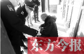 昨日，鄭州市管城區(qū)執(zhí)法局對轄區(qū)一只狗狗檢查是否辦過證 東方今報首席記者 劉棟杰 攝