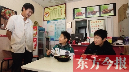 11月30日，鄭州市81中的兩位學(xué)生用勞動(dòng)為自己掙了一頓中午飯，心里很高興