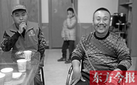 12月2日，“豫殘聯(lián)盟”辦公室里，袁海軍打著點滴與殘疾人朋友們探討著接下來的公益事業(yè)