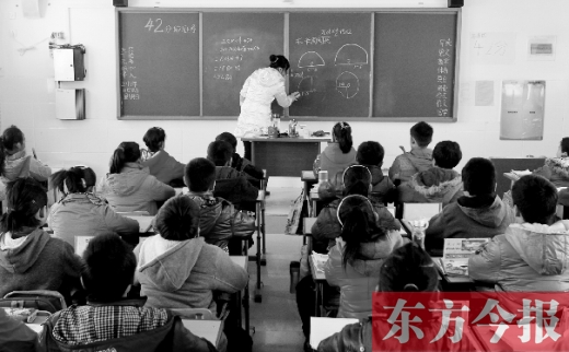 一位老師在給學(xué)生們上課。近日，教育部發(fā)布規(guī)定，再次強(qiáng)調(diào)“師德紅線”