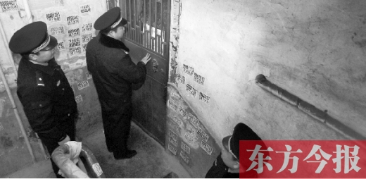 12月3日，鄭州市隴海路。執(zhí)法人員欲進入一戶未辦狗證的居民家中，強行將狗帶走
