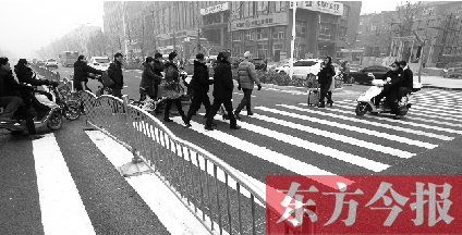 昨日，鄭州市建設(shè)路百花路口，馬路斑馬線被交通護欄隔斷