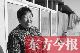 在京水村的臨時(shí)過渡區(qū)內(nèi)，一位大媽在儲(chǔ)存大白菜