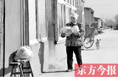 在京水村的臨時(shí)過渡區(qū)內(nèi)，62歲的村民白小英對(duì)未來的生活充滿期待