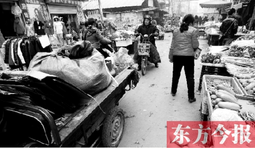 和所有的都市村莊一樣，老鴉陳也充滿著形形色色的人，窄窄的巷子因占道經(jīng)營(yíng)變得更加狹窄