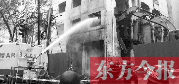 昨天早上8點半，鄭州市農(nóng)業(yè)路一拆遷工地，用兩臺噴水車噴水除塵，有效地阻止了施工揚塵