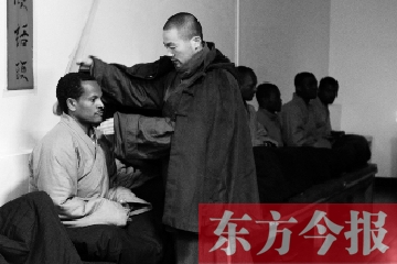 少林功夫講究禪武合一，坐禪當然少不了,別看就是坐坐，姿勢都要師傅教