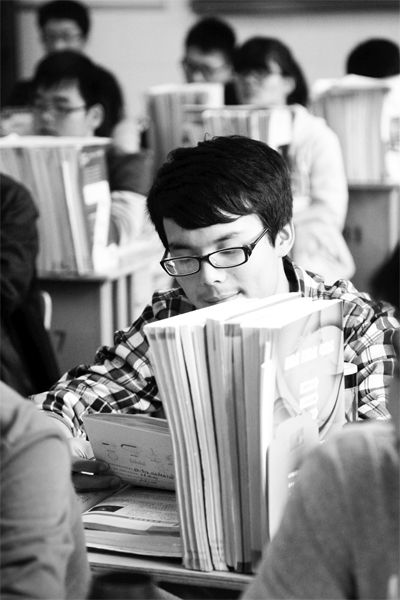 一所學校的高三學生正在加班加點復習，不少同學都開始為自主招生報名忙活了