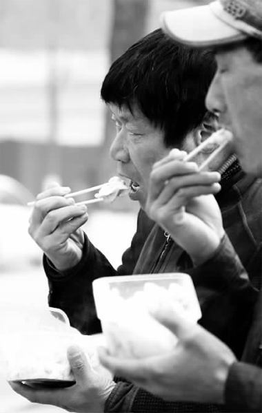 昨天，幾十名網(wǎng)友響應王孝力的號召，送餃子給鄭州市南陽路立交橋下的務工人員
