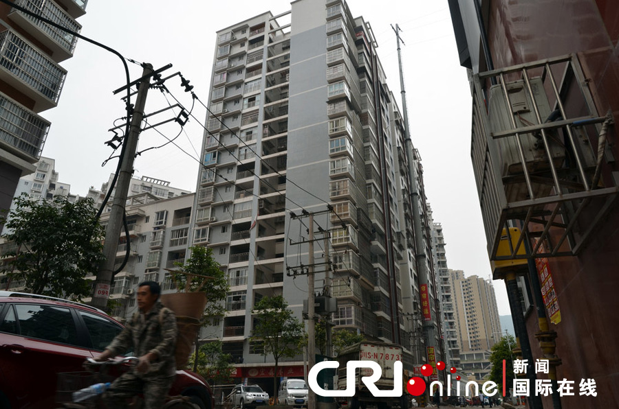 2013年4月2日，四川達(dá)城，電線桿足足有19層樓高，而且離小區(qū)住戶的房屋很近。圖片來源:張?bào)K/CF
