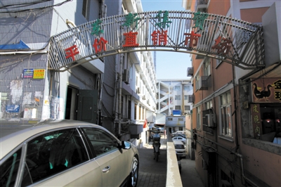 昨日，從事活禽宰殺的許某確認(rèn)為感染H7N9禽流感確診病例，其所工作的南京江寧區(qū)東新農(nóng)貿(mào)市場仍正常營業(yè)