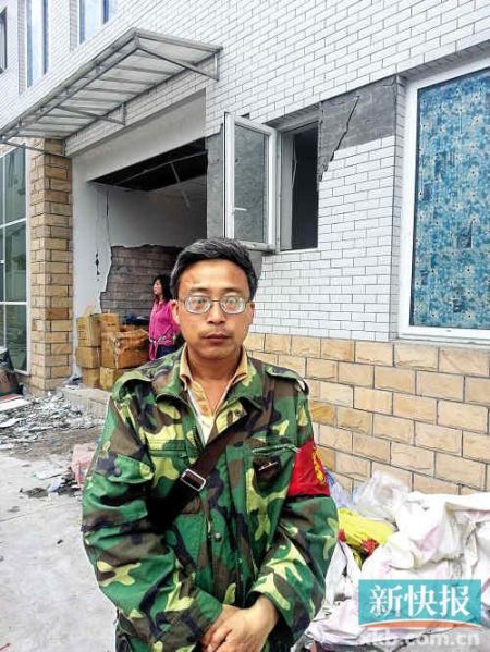 被免副鄉(xiāng)長楊成毅成災區(qū)首位免職干部，接受新快報記者采訪時稱：“服從組織決定，大難當前官位不要緊”