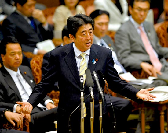 23日，安倍在參議院預(yù)算委員會(huì)發(fā)表講話(huà)。
