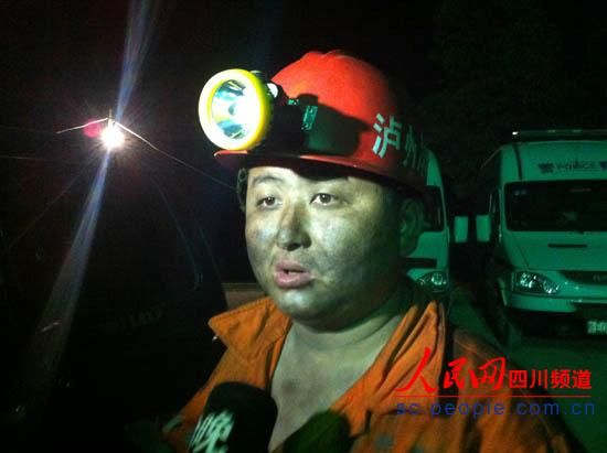 救援隊員出井時，滿臉煤灰，顯得十分疲憊。圖片為唐宗銀的隊友。（記者　李平　攝）