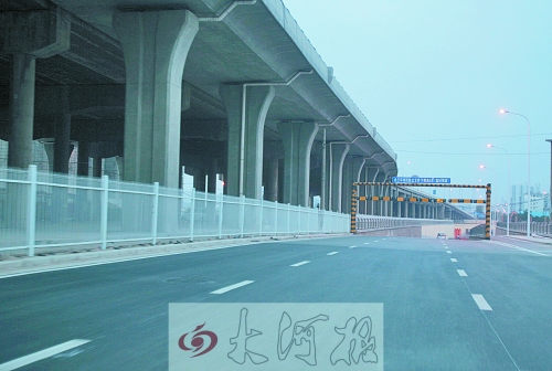 下穿隧道限高3米，不影響公交車通行。