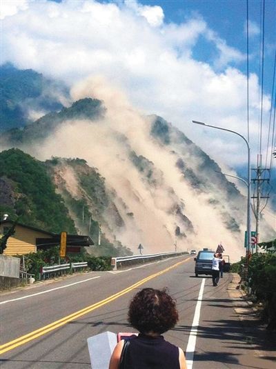 地震造成大面積山崩。網絡截圖