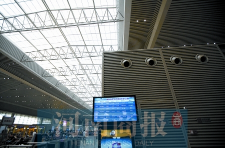 　鄭州東站三樓候車大廳，雖然空調(diào)處有涼風(fēng)吹出，但陽光通過頂棚照進(jìn)，導(dǎo)致整個(gè)大廳的空調(diào)制冷效果不明顯