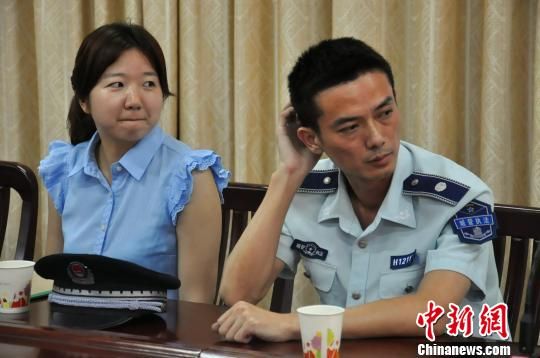 圖為參與“體驗式執(zhí)法”的兩名城管隊員?！埱邸z