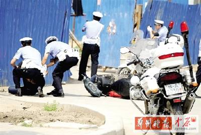 　一名歹徒被抓獲，另一名歹徒持槍劫持了一名門衛(wèi)。