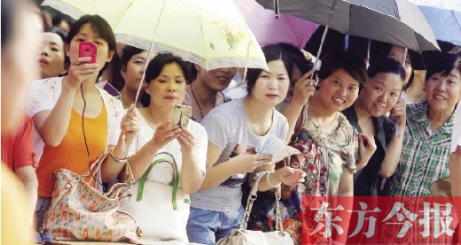 7月6日，鄭州市文化路省實(shí)驗(yàn)中學(xué)小升初測(cè)評(píng)點(diǎn)，家長(zhǎng)們聚集在一起，焦急地等待自己的孩子走出考場(chǎng) 劉棟杰