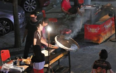 7月4日，青年路國美第一城小區(qū)附近的夜市臨街露天燒烤攤。