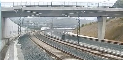 時速190公里的列車通過一個限速80公里的急轉彎。