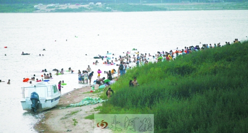 龍湖成為“第一浴場”，對市民是堵還是疏值得探討。