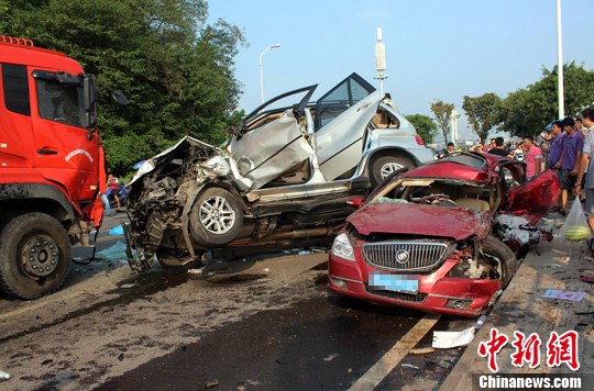 　　8月27日，四川宜賓城區(qū)濱江環(huán)線公路發(fā)生一起3車連環(huán)相撞的交通事故，已致4死2重傷。目前，2名重