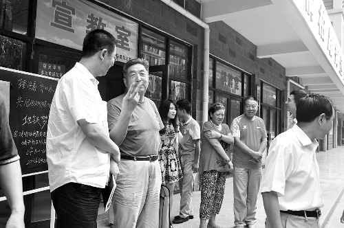 盧法舜（左二）伸出兩根手指，建議實行2元通票制。
