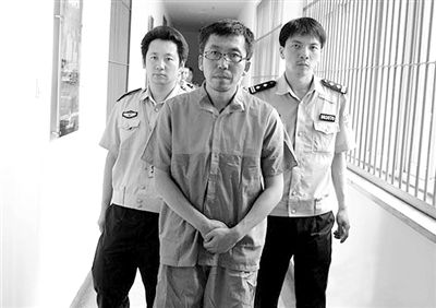 警方押解犯罪嫌疑人“立二拆四”。