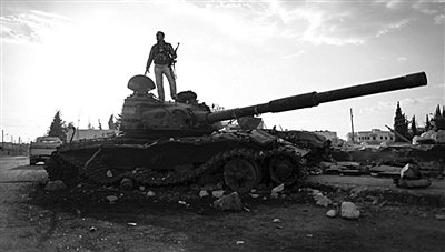 9月8日，敘利亞Zabadani，一名敘利亞反對(duì)派武裝人員站在廢棄的政府軍坦克上。