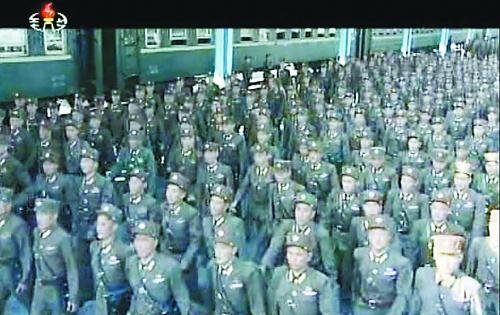約2萬名朝鮮朝鮮人民軍基層軍官近日陸續(xù)抵達(dá)平壤，準(zhǔn)備出席軍方大會(huì)。