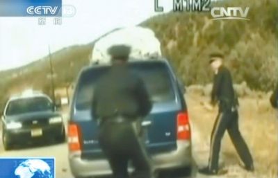 費(fèi)雷爾再次上車，警察拿警棍砸車窗。