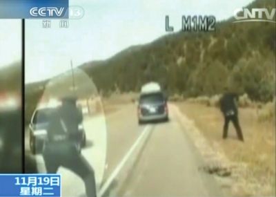 費(fèi)雷爾駕車逃走，警察連開數(shù)槍。央視截圖
