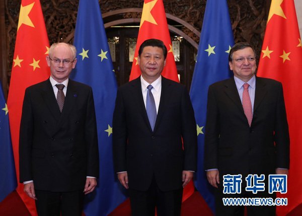 習(xí)近平會(huì)見歐洲理事會(huì)主席范龍佩和歐盟委員會(huì)主席巴羅佐。新華社記者 龐興雷 攝 習(xí)近平會(huì)見歐洲理事會(huì)主席范龍佩和歐盟委員會(huì)主席巴羅佐。新華社記者 龐興雷 攝