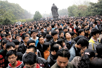 去年3月16日，武漢華中科技大學(xué)，“北約”、“華約”、“卓越”聯(lián)盟自主招生選拔考試湖北考點(diǎn)，考生等待進(jìn)場(chǎng)。 圖/CFP