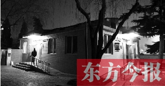 1月13日晚9點20分，鄭州市嵩山路與伊河路交叉口西北角的生態(tài)廁所依然開著燈