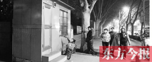 1月13日晚9點30分，鄭州市綠城廣場內(nèi)的公廁依然開放