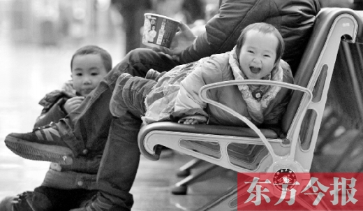 鄭州東站候車長(zhǎng)椅上，哈哈，馬上回家過年有禮物收了
