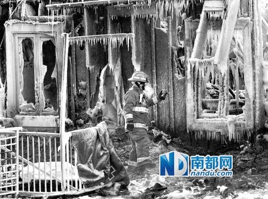 消防員用蒸汽機(jī)融化救火后殘留的冰層，尋找遇難者遺