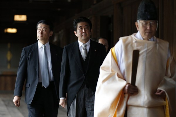 當(dāng)?shù)貢r(shí)間2013年12月26日，日本東京，日本首相安倍晉三抵達(dá)靖國(guó)神社。